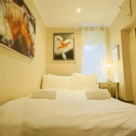 Lägenhet Elliston Two Bedroom Garden Flat Bristol