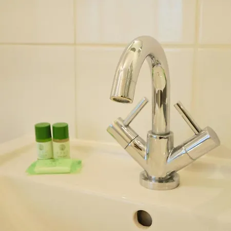 Elliston Two Bedroom Garden Flat * 布里斯托