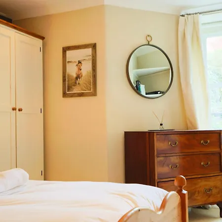 Elliston Two Bedroom Garden Flat Apartment Bristol