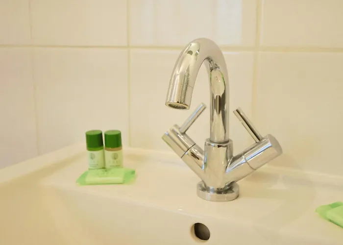 Elliston Two Bedroom Garden Flat * Бристоль