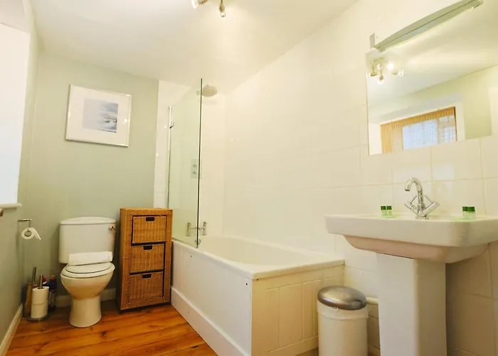 Elliston Two Bedroom Garden Flat Apartment *