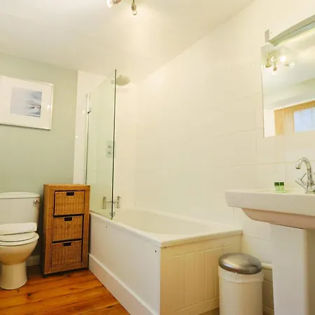 Elliston Two Bedroom Garden Flat Daire *