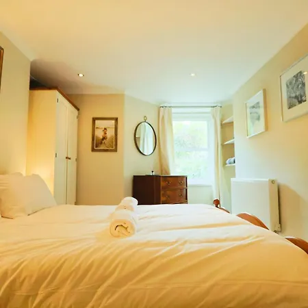 Elliston Two Bedroom Garden Flat Daire