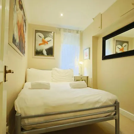 Elliston Two Bedroom Garden Flat ブリストル