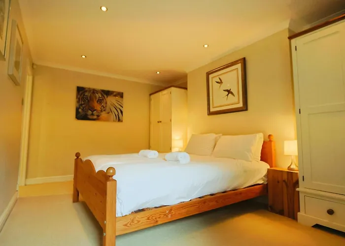 Elliston Two Bedroom Garden Flat * Bristol